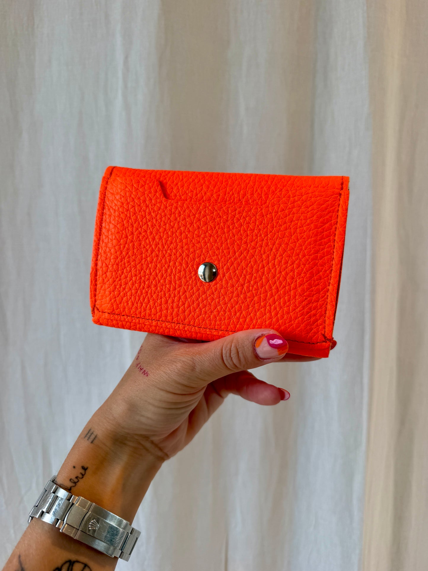 PORTE MONNAIE ORANGE FLUO CLOUTÉ