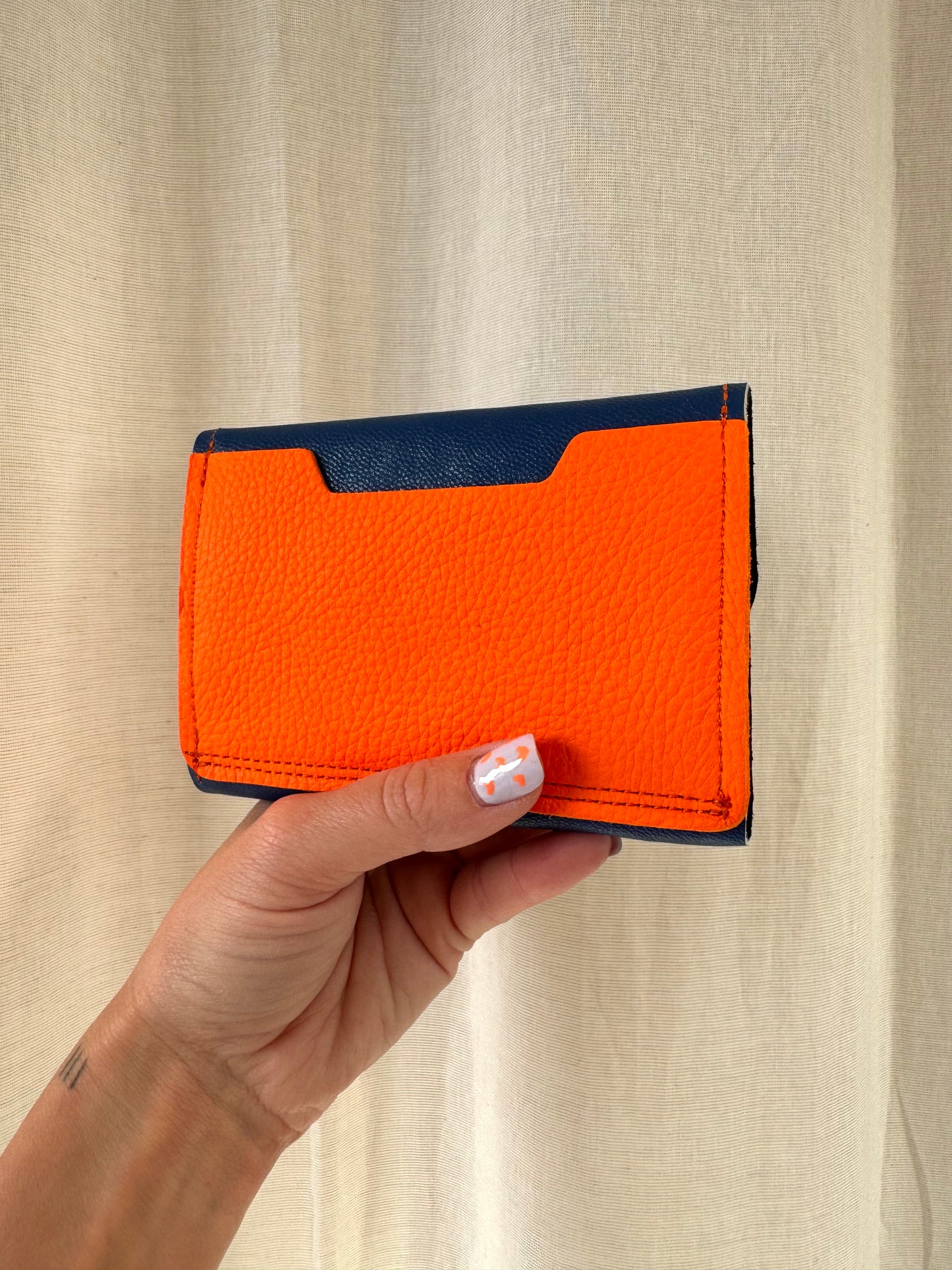 PORTE MONNAIE BLEU/ORANGE CLOUTÉ