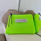 POCHETTE EN MESH FLUO