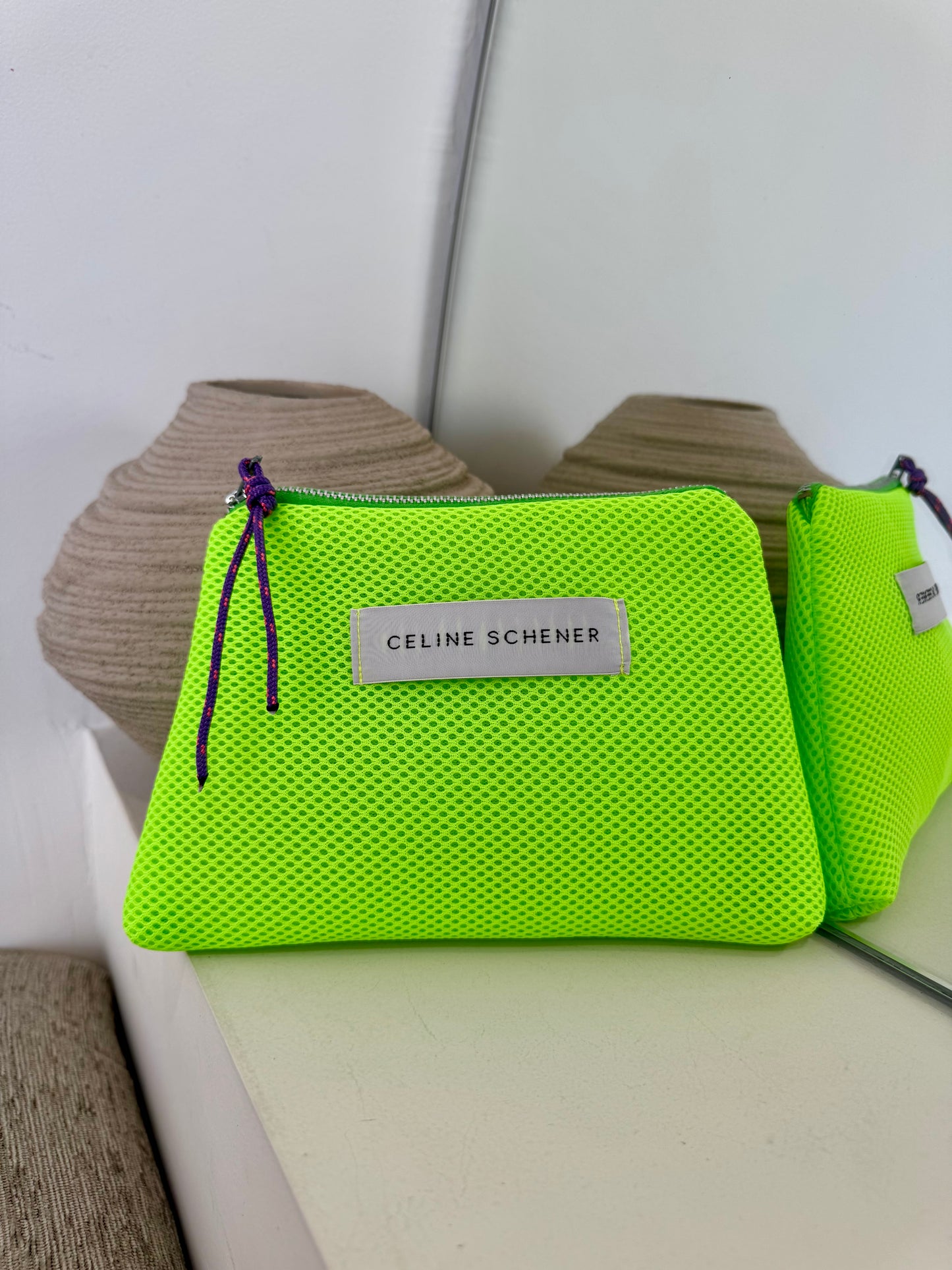 POCHETTE EN MESH FLUO