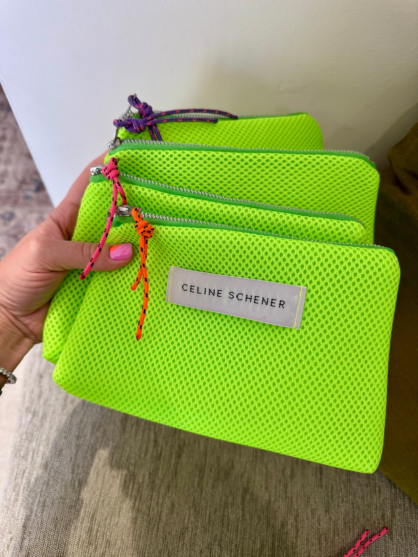 POCHETTE EN MESH FLUO