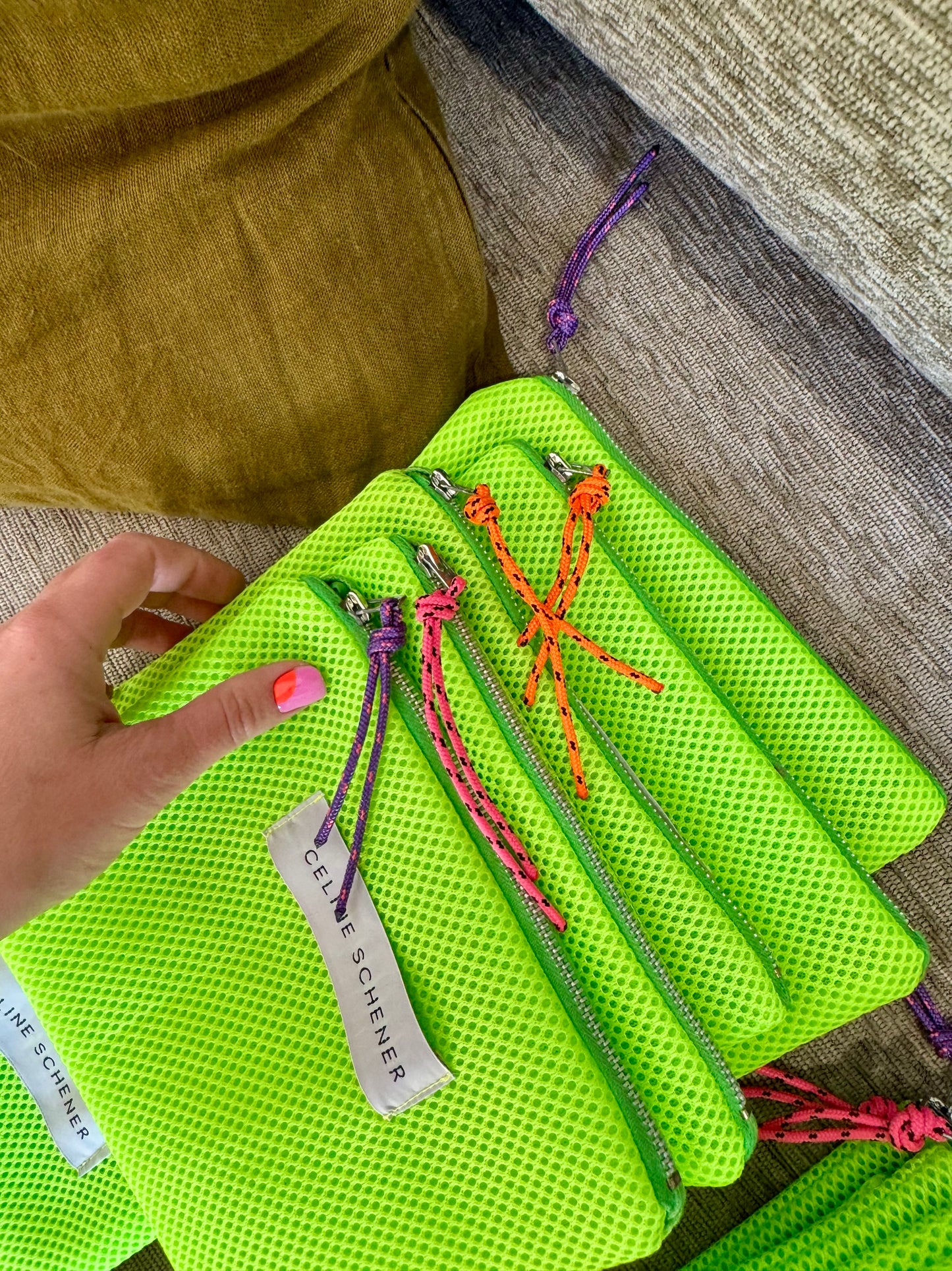 POCHETTE EN MESH FLUO