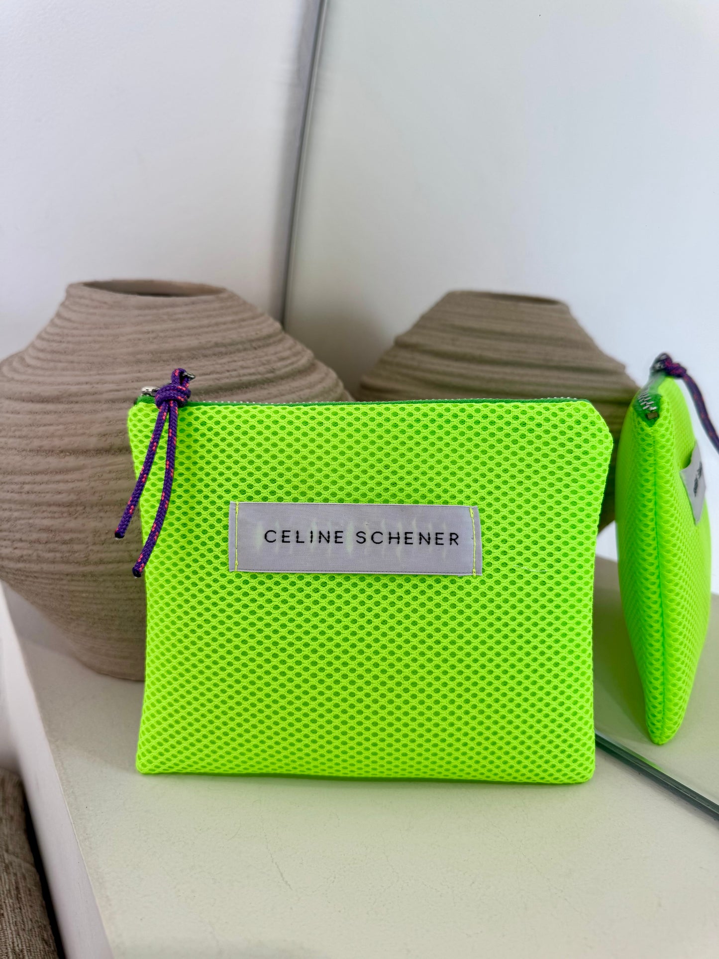 POCHETTE EN MESH FLUO