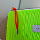 GRANDE POCHETTE EN MESH FLUO