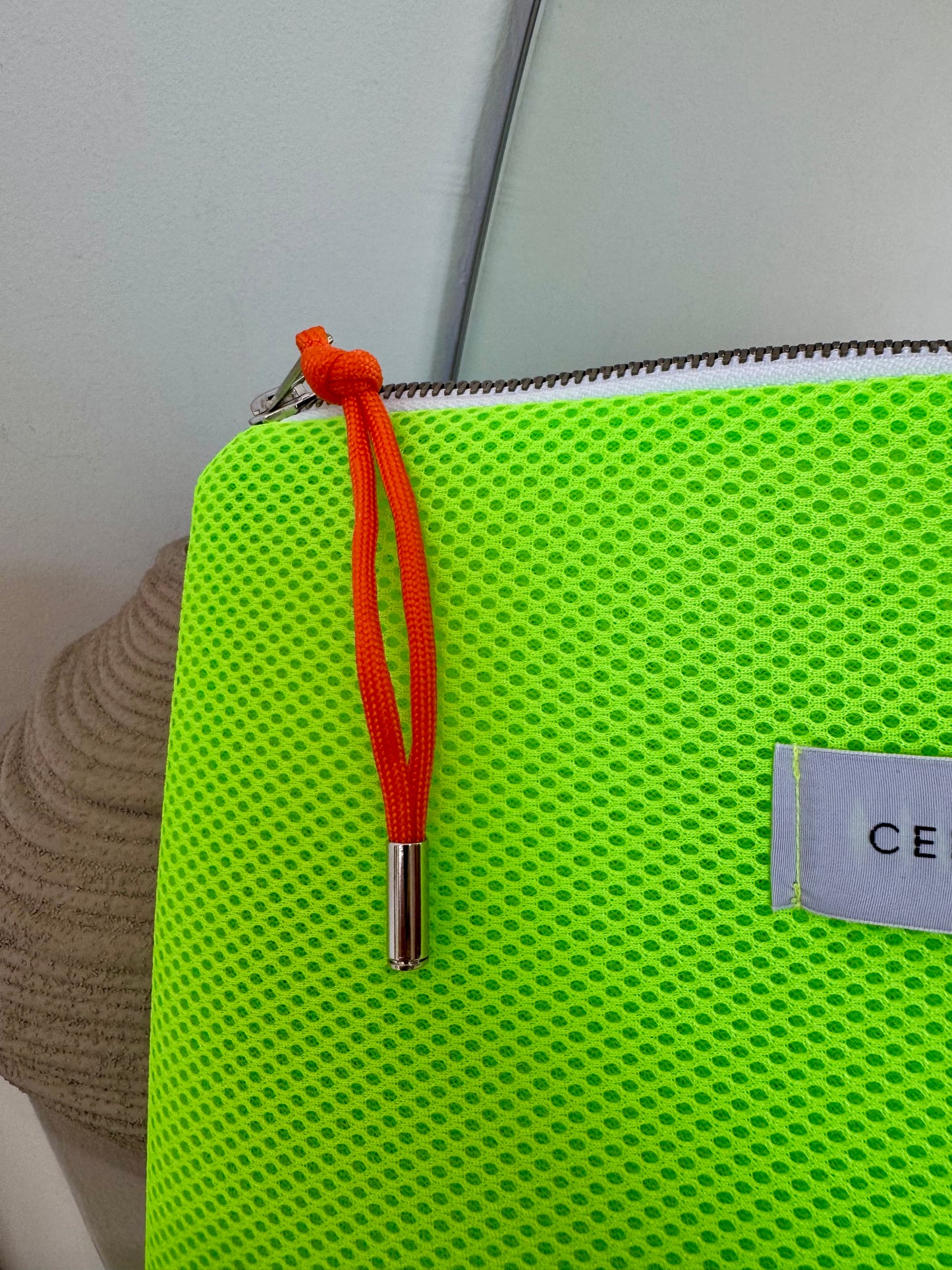 GRANDE POCHETTE EN MESH FLUO