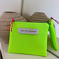 POCHETTE EN MESH FLUO