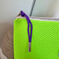 POCHETTE EN MESH FLUO