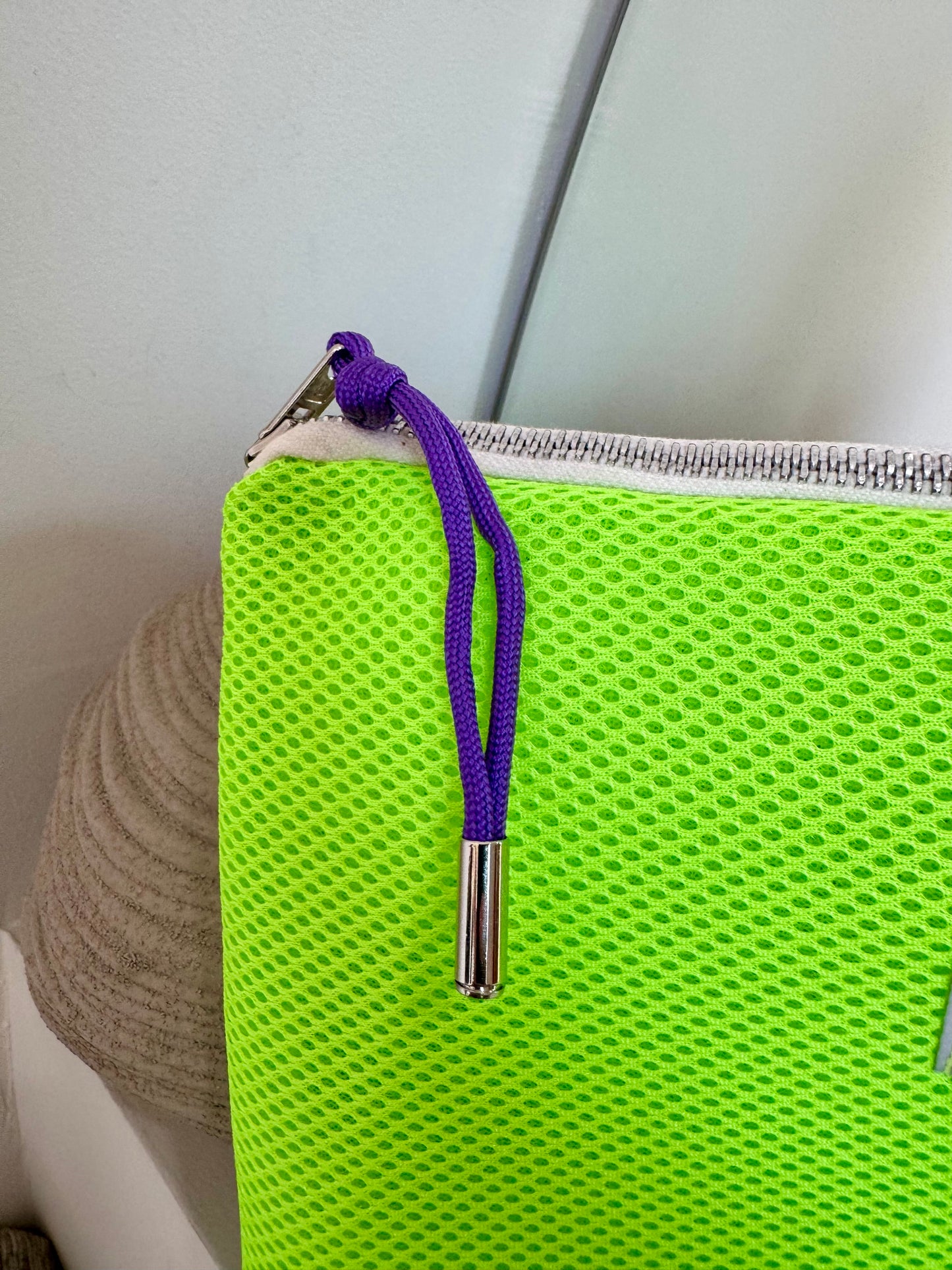 POCHETTE EN MESH FLUO