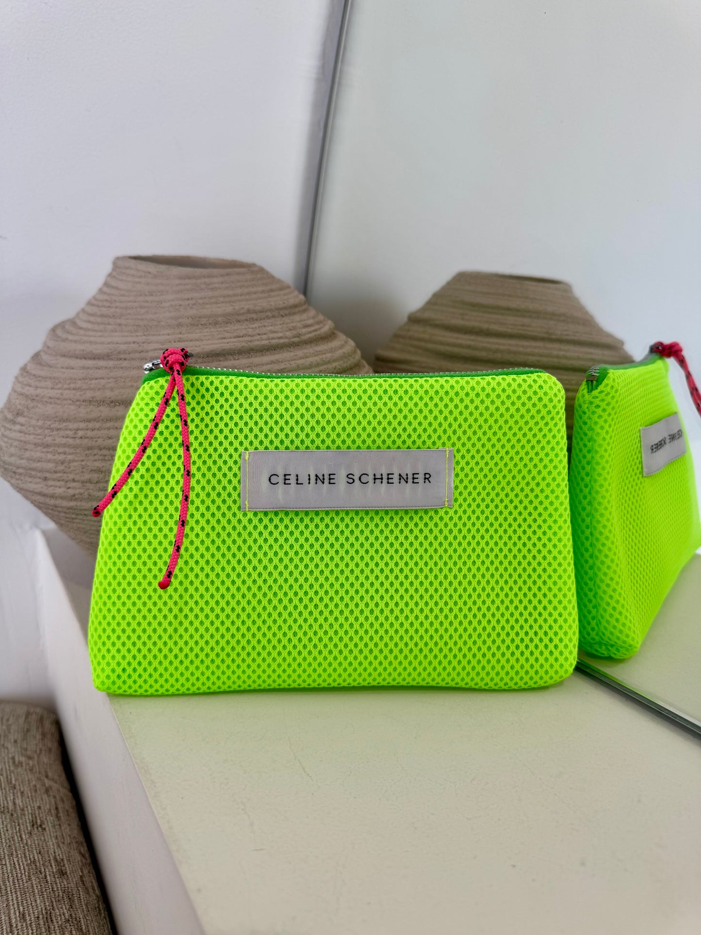 POCHETTE EN MESH FLUO