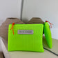 POCHETTE EN MESH FLUO