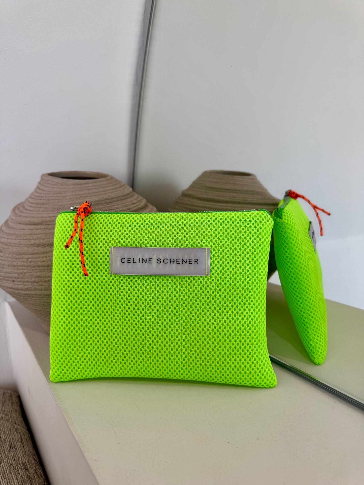 POCHETTE EN MESH FLUO