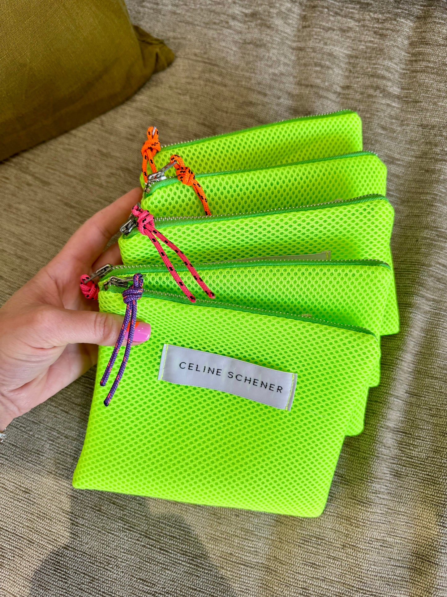 POCHETTE EN MESH FLUO