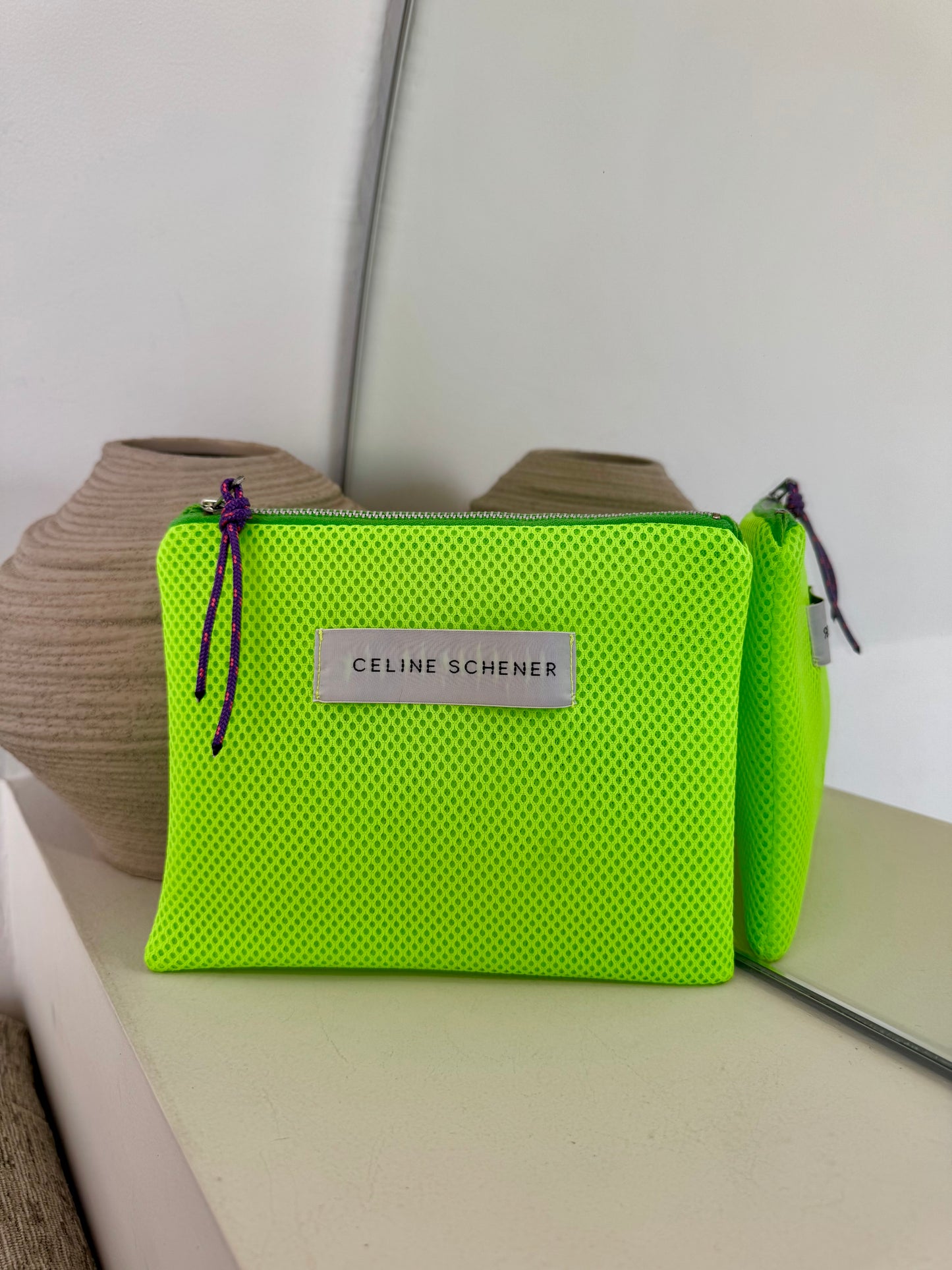 POCHETTE EN MESH FLUO