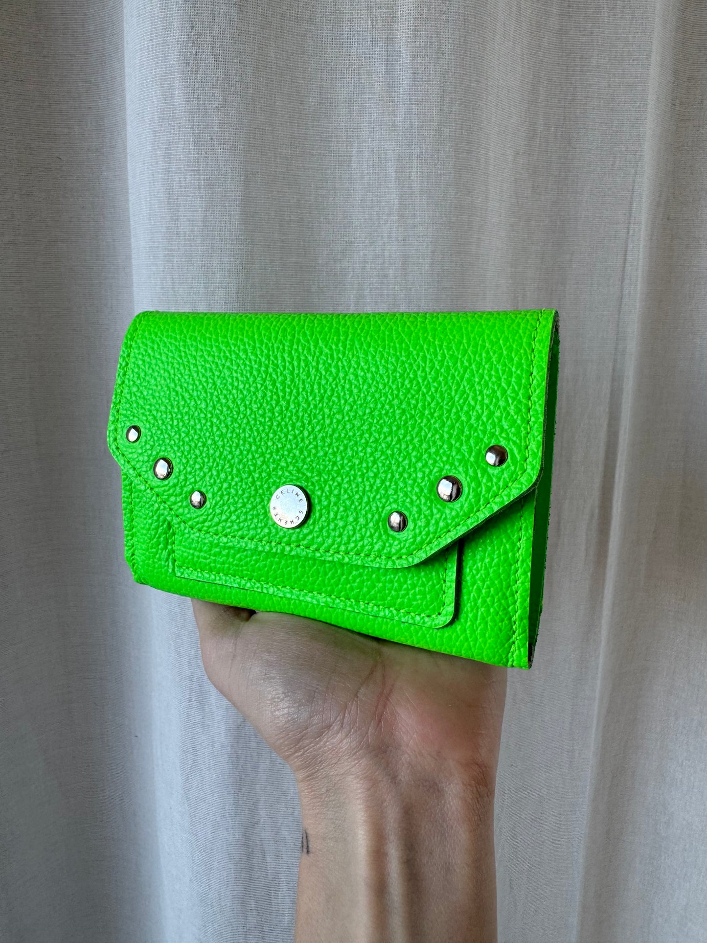 PORTE MONNAIE VERT FLUO CLOUTÉ