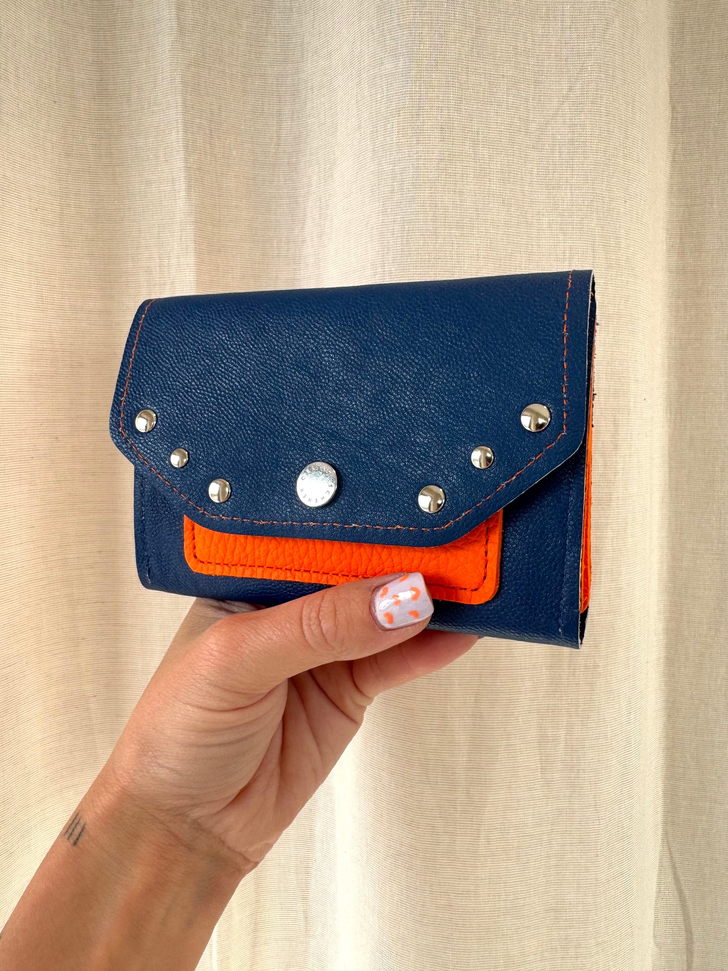 PORTE MONNAIE BLEU/ORANGE CLOUTÉ