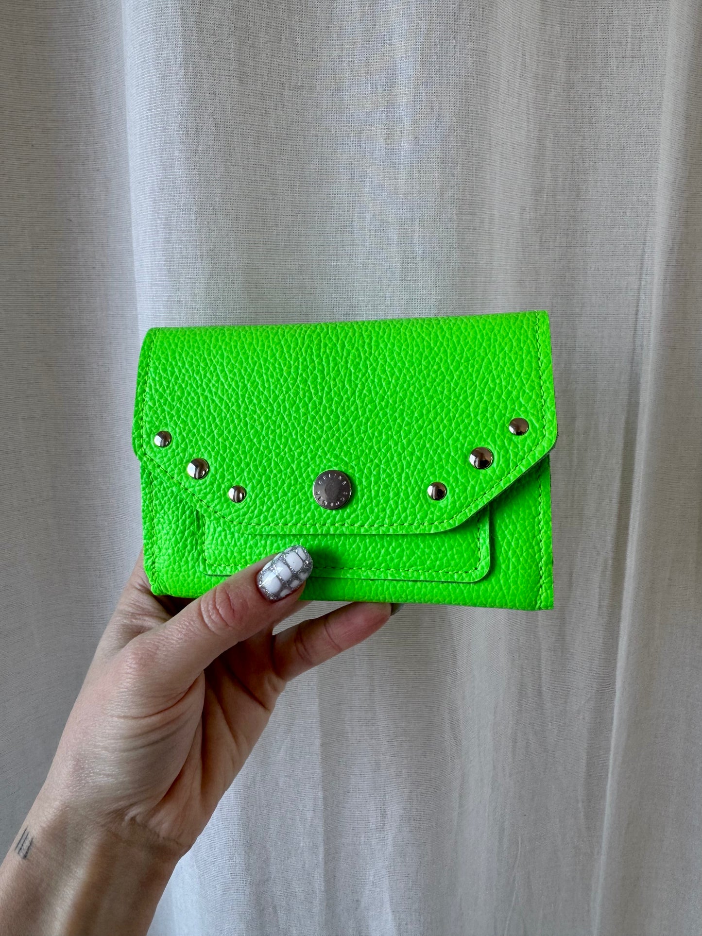 PORTE MONNAIE VERT FLUO CLOUTÉ