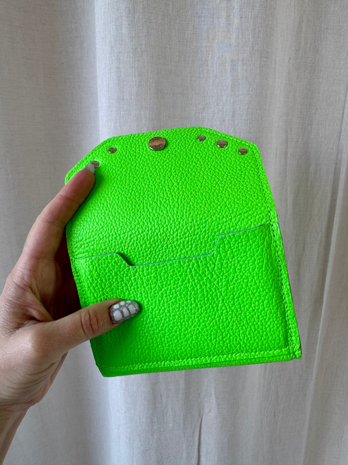 PORTE MONNAIE VERT FLUO CLOUTÉ