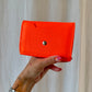 PORTE MONNAIE ORANGE FLUO CLOUTÉ