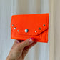 PORTE MONNAIE ORANGE FLUO CLOUTÉ