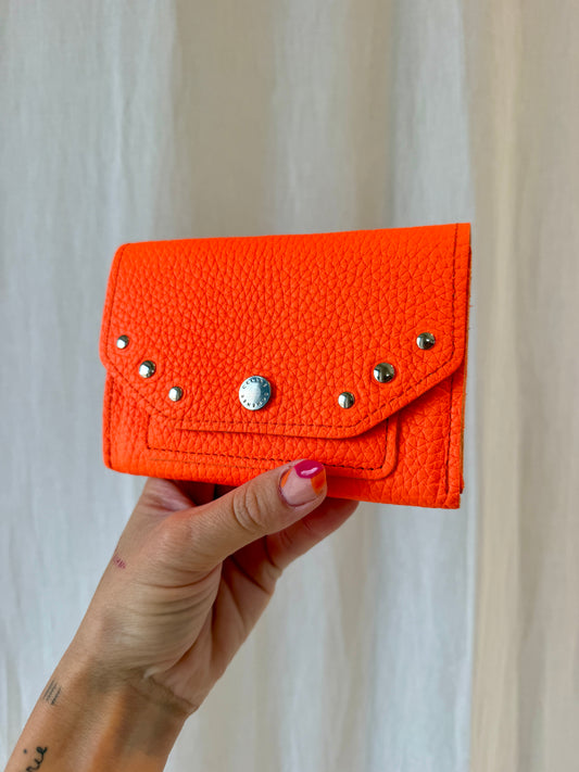 PORTE MONNAIE ORANGE FLUO CLOUTÉ