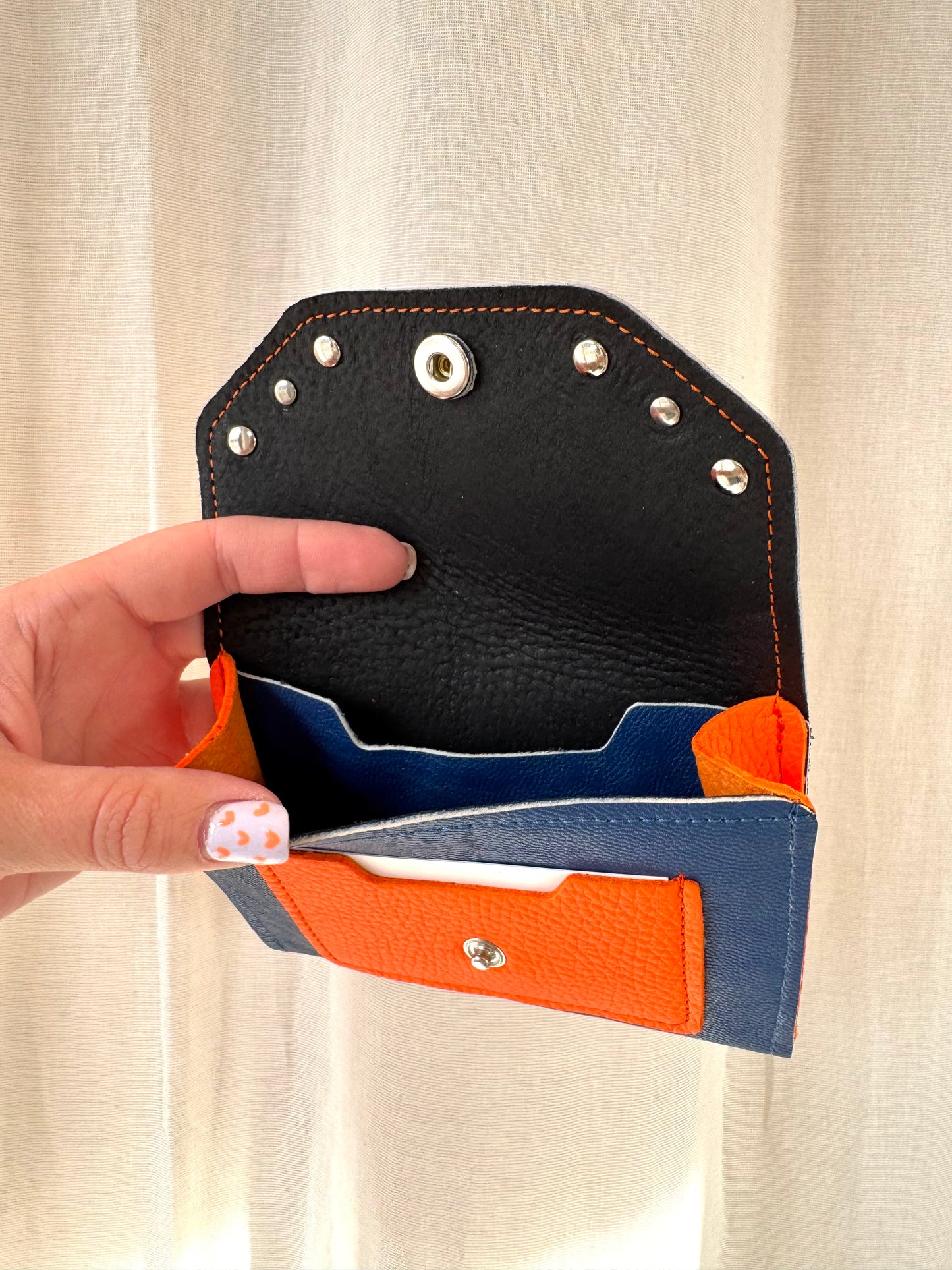 PORTE MONNAIE BLEU/ORANGE CLOUTÉ