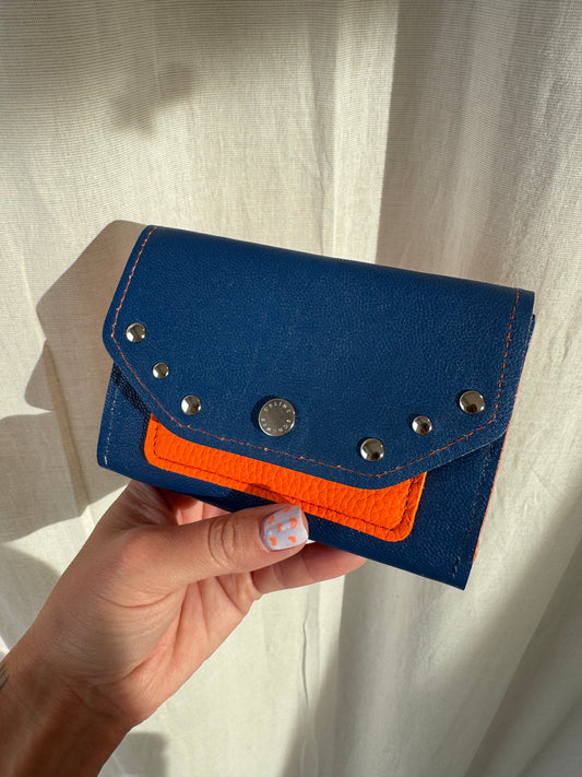 PORTE MONNAIE BLEU/ORANGE CLOUTÉ