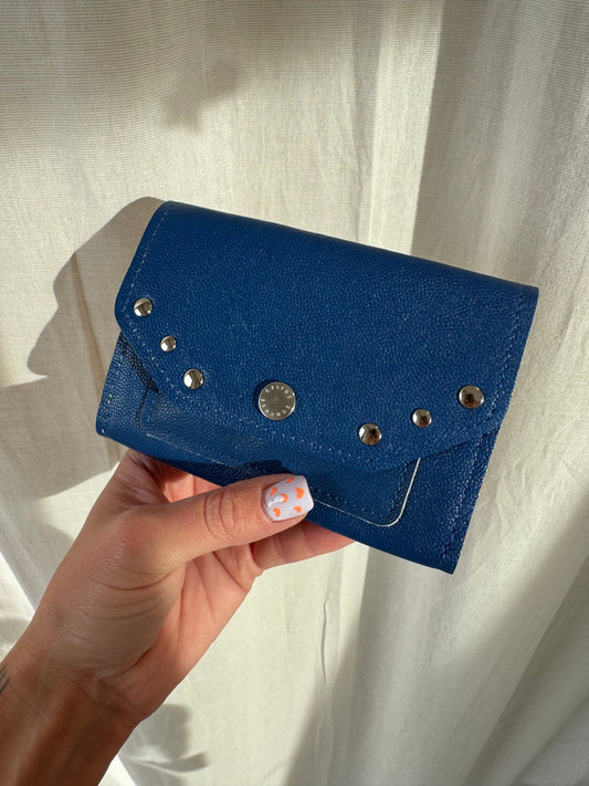 PORTE MONNAIE BLEU CLOUTÉ